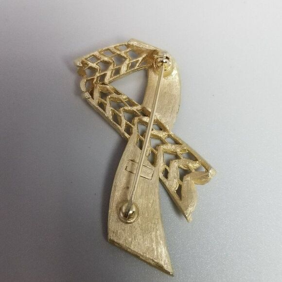 Vintage Crown Trifari Brush Gold Tone Ribbon Brooch, Signed Lapel Pin, Estate - Picture 4 of 8
